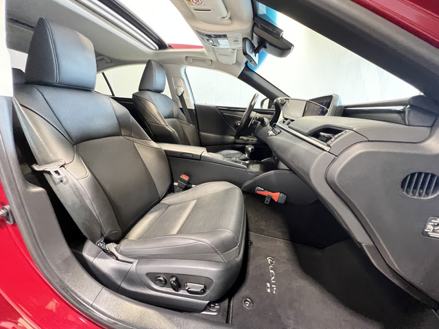 Lexus ES 300h Business Line | Luxueuze uitvoering | LM Velgen 19 | Elektrisch Glazen Panoramadak | Voorstoelen Stuurwiel Verwarmd |