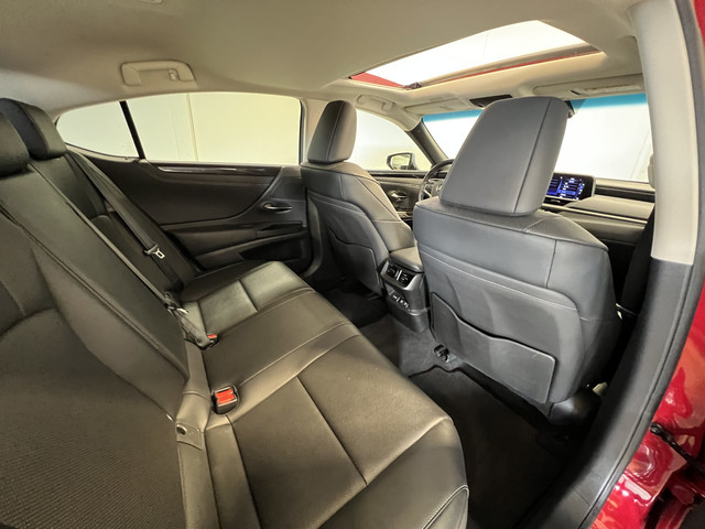 Lexus ES 300h Business Line | Luxueuze uitvoering | LM Velgen 19 | Elektrisch Glazen Panoramadak | Voorstoelen Stuurwiel Verwarmd |