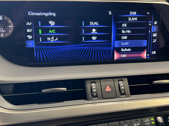 Lexus ES 300h Business Line | Luxueuze uitvoering | LM Velgen 19 | Elektrisch Glazen Panoramadak | Voorstoelen Stuurwiel Verwarmd |