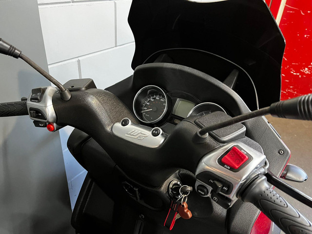 Piaggio MP3 500 HPE Sport Advance Piaggio 500 MP3 HPE Sport MET ACHTERUIT RIJDEN
