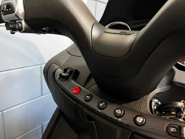 Piaggio MP3 500 HPE Sport Advance Piaggio 500 MP3 HPE Sport MET ACHTERUIT RIJDEN