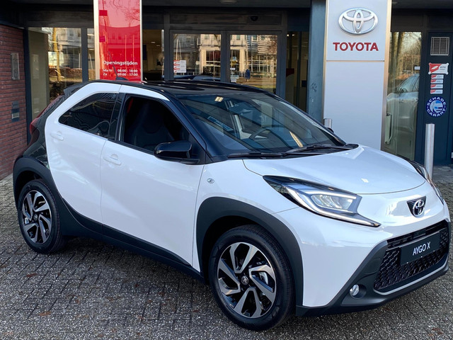 toyota-aygo-x-pulse-bi-tone-17---lm-velgen-clima-privacy-glass-led-apple-android-camera-ad-cruise