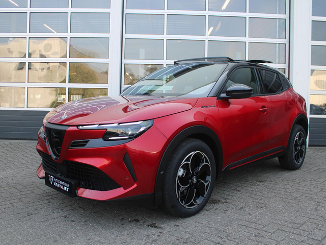 Alfa Romeo Junior Elettrica Speciale 54 kWh | 17% Bijtelling | Schuif Kanteldak | Pack Techno | Brera Red | Dak Zwart