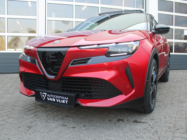 Alfa Romeo Junior Elettrica Speciale 54 kWh | 17% Bijtelling | Schuif Kanteldak | Pack Techno | Brera Red | Dak Zwart