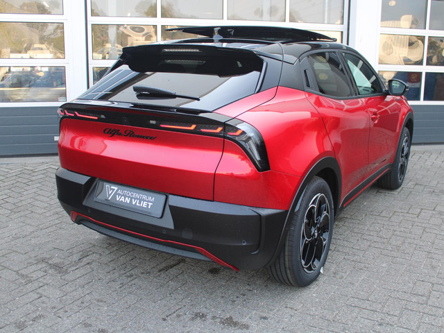 Alfa Romeo Junior Elettrica Speciale 54 kWh | 17% Bijtelling | Schuif Kanteldak | Pack Techno | Brera Red | Dak Zwart