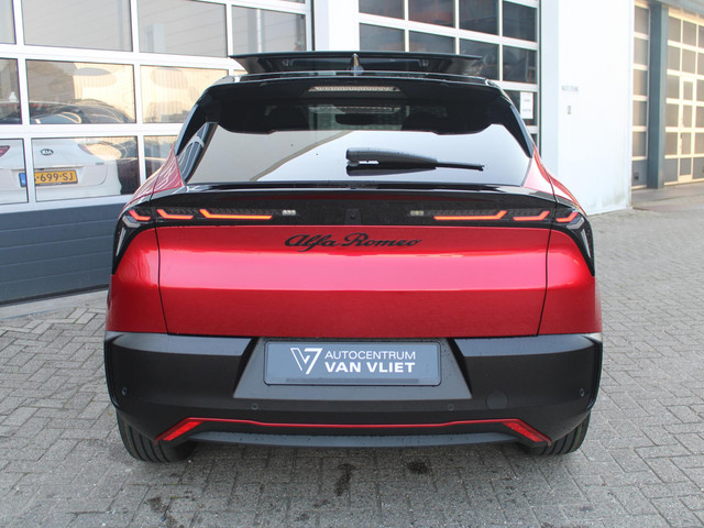 Alfa Romeo Junior Elettrica Speciale 54 kWh | 17% Bijtelling | Schuif Kanteldak | Pack Techno | Brera Red | Dak Zwart