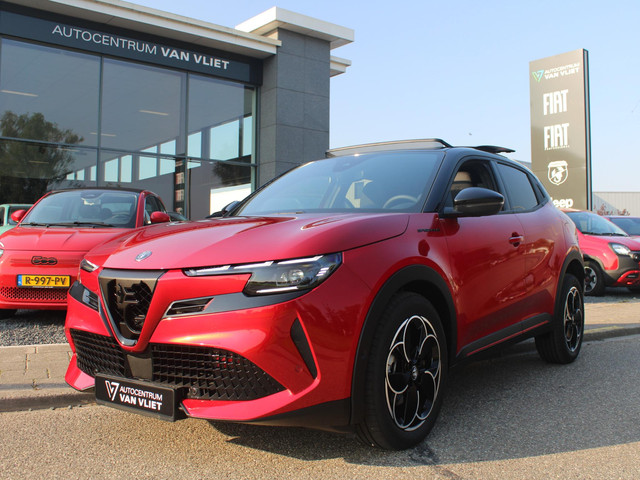 Alfa Romeo Junior Elettrica Speciale 54 kWh | 17% Bijtelling | Schuif Kanteldak | Pack Techno | Brera Red | Dak Zwart