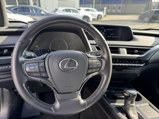 Lexus UX 250h Preference Line EL-ACHTERKLEP BLIND-SPOT KEY-LESS APPLE-CARPLAY
