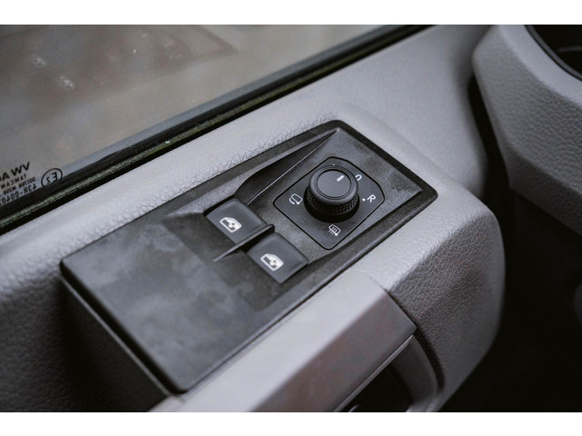Volkswagen Crafter 35 2.0 TDI 177PK L4 Open laadbak Airco | Cruise control | 3-zits | LxBxH 430x203x40 cm |