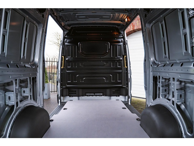 Volkswagen Crafter 2.0 TDI 177PK Automaat L3H3 Comfortline 2x LED | NAVI | Ergo. bestuurdersstoel | Camera | Trekhaak |