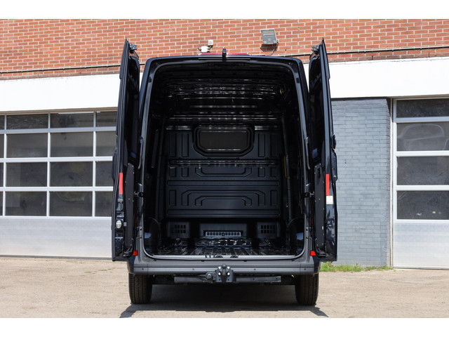Volkswagen Crafter Highline L3H3 140 pk automaat BPM vrij | Trekhaak | Camera | navigatiepakket | vierseizoenbanden