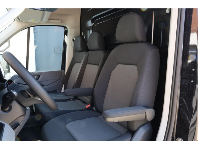 Volkswagen Crafter Highline L3H3 140 pk automaat BPM vrij | Trekhaak | Camera | navigatiepakket | vierseizoenbanden
