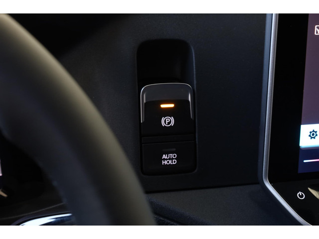 Volkswagen Crafter Highline L3H3 140 pk automaat BPM vrij | Trekhaak | Camera | navigatiepakket | vierseizoenbanden