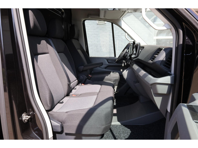 Volkswagen Crafter Highline L3H3 140 pk automaat BPM vrij | Trekhaak | Camera | navigatiepakket | vierseizoenbanden