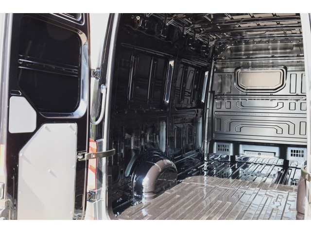 Volkswagen Crafter Highline L3H3 140 pk automaat BPM vrij | Trekhaak | Camera | navigatiepakket | vierseizoenbanden