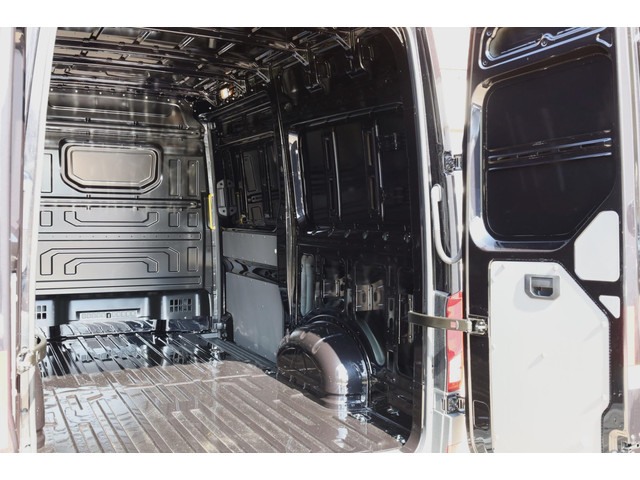 Volkswagen Crafter Highline L3H3 140 pk automaat BPM vrij | Trekhaak | Camera | navigatiepakket | vierseizoenbanden