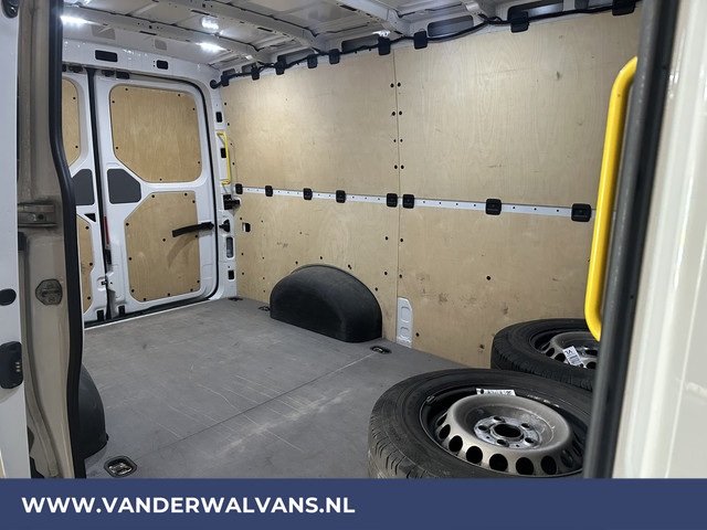 Volkswagen Crafter 2.0 TDI 141pk L3H2 (Oude L2H1) Euro6 *Rijklaar Direct Rijden* Airco | Camera | Apple Carplay | 3000kg Trekhaak | Cruisecontrol A
