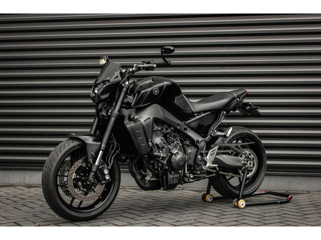 yamaha-mt-09-tour-abs-119pk-2022---1.905km---nieuwstaat---complete-documentatie---custom-sc-exhaust---direct-rijden---full-black
