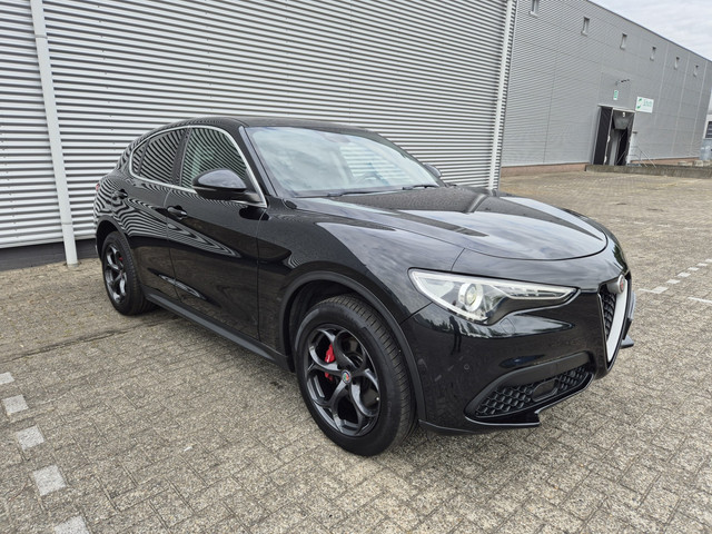 alfa-romeo-stelvio-2.0-t-awd-super-automaat--panoramadak-trekhaak-cruise-navigatie-achteruitrijcamera-lederen-bekleding-parkeersensoren-