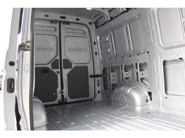 Volkswagen Crafter 30 2.0 TDI L3H3 140pk - Navigatie - DAB - Geveerde Stoel - Camera - Carplay - Rijklaar