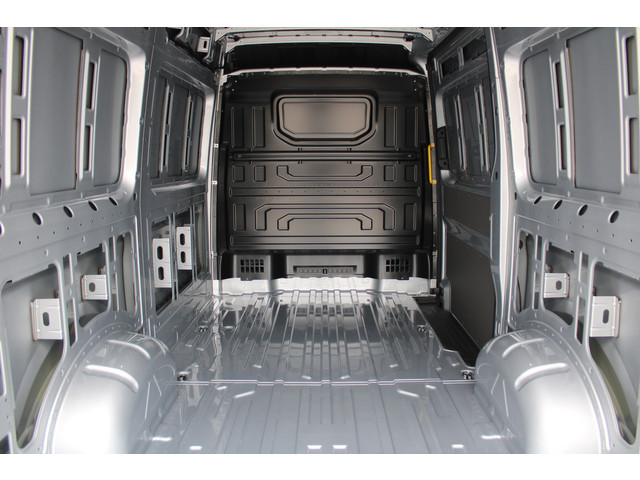 Volkswagen Crafter 30 2.0 TDI L3H3 140pk - Navigatie - DAB - Geveerde Stoel - Camera - Carplay - Rijklaar