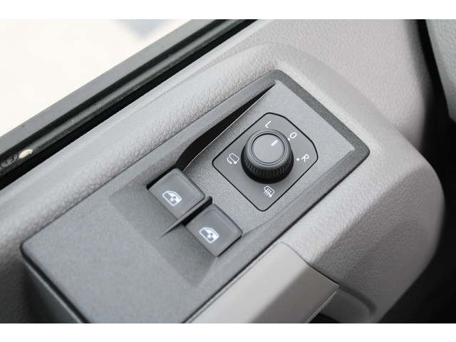 Volkswagen Crafter 30 2.0 TDI L3H3 140pk - Navigatie - DAB - Geveerde Stoel - Camera - Carplay - Rijklaar