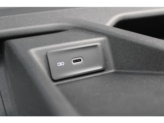 Volkswagen Crafter 30 2.0 TDI L3H3 140pk - Navigatie - DAB - Geveerde Stoel - Camera - Carplay - Rijklaar