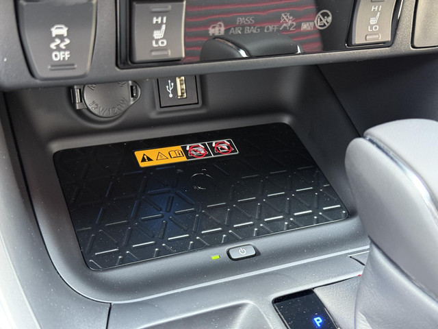 Toyota RAV4 2.5 Plug-in Hybrid AWD Limited Edition UIT VOORRAAD LEVERBAAR! STOELVERWARMING VOOR + ACHTER 360CAM NL-AUTO V+A PRK SNSR