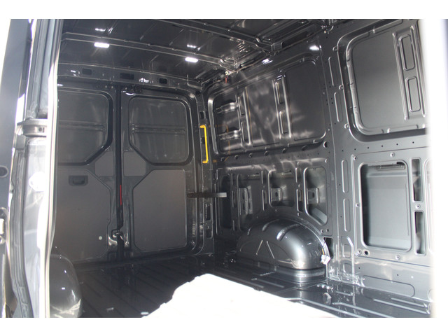 Volkswagen Crafter 35 2.0 TDI L3H2 177pk - Facelift - Navigatie - LED - Geveerde stoel - Virtual cockpit - Camera - Verwarmd stuur - Stoelverwarmin