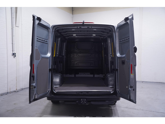 Volkswagen Crafter 2.0 TDI 140 pk L3H2 DSG Aut. Nwe Model BPM vrij, Navi, Camera, Trekhaak 3.000 kg, LED Koplampen, 3-Zits