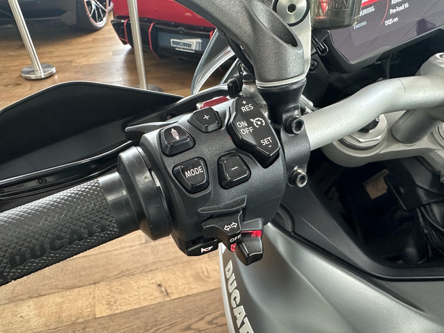 Ducati Multistrada V4 S Travel & Radar *FABRIEKSGARANTIE*NIEUWSTAAT*DEALER-OH*KOFFERS*