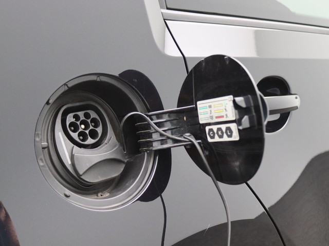 Volkswagen e-up! Max 260 km range Cruise, CCS, Stoel- en voorruitverwarming, achteruitrijcamera, Parkeerhulp achter, 15'' lichtmetaal