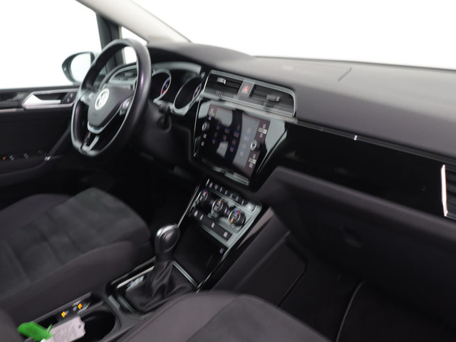 Volkswagen Touran 1.5 TSI Highline 7p Automaat | Stoelverwarming | Adaptive Cruise Control | Parkeersensoren | Apple CarPlay