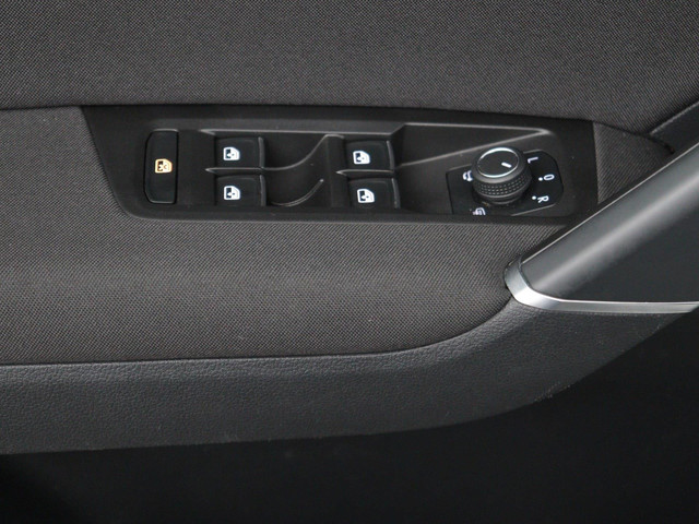 Volkswagen Touran 1.5 TSI Highline 7p Automaat | Stoelverwarming | Adaptive Cruise Control | Parkeersensoren | Apple CarPlay