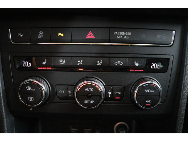 Seat Ateca 1.0 EcoTSI Style Business Intense (PANORAMADAK, STOELVERWARMING, DIGITALE COCKPIT, CAMERA, NAVIGATIE CARPLAY)