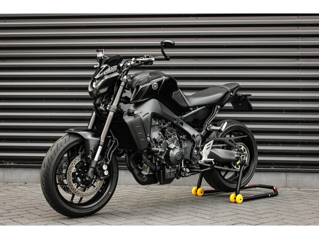 yamaha-mt-09-tour-abs-119pk-2024---2.815km---nieuwstaat---complete-documentatie---custom-sc-exhaust---direct-rijden---full-black