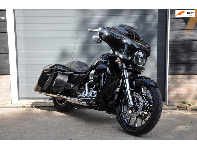 harley-davidson-street-glide-flhxs-special-103-stretched---ape-en-audio