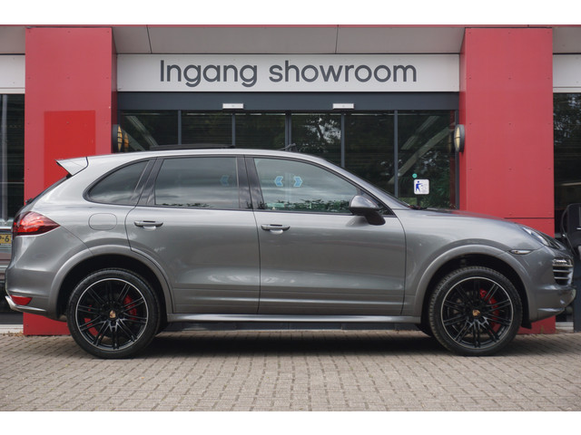 porsche-cayenne-3.0-d-platinum-edition---luchtvering---panoramadak---2x-memory---camera---leder---cruise-control---navigatie---21---lm--