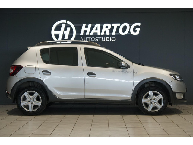 dacia-sandero-stepway-0.9-tce-laurate---airco---cruise-control---navigatie---trekhaak