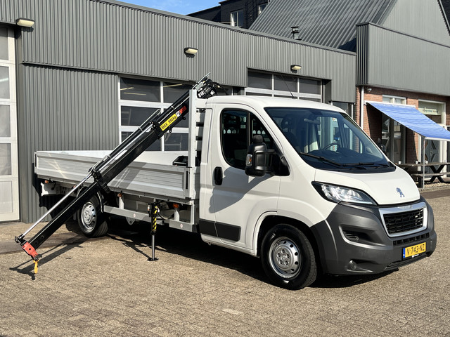 peugeot-boxer-335-2.0-hdi-420cm-laadbak-pick-up-open-laadbak-hiab-018t-laadkraan-airco-stuurwielbediening-trekhaak-3000kg-trekgewicht-3-persoo