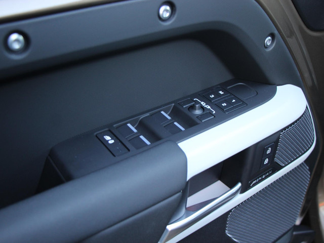 Land Rover Defender 110 P400e XS Edition Land Rover Defender 110 P400e 110 XS Edition *