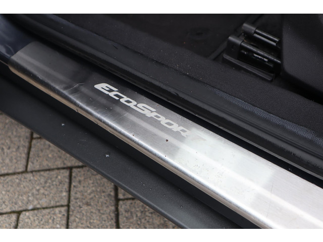 Ford EcoSport 125PK TITANIUM CAMERA TREKHAAK STOEL VOORRUITVERW. LEDER P-SENSOREN CLIMA LM-VELGEN DEALERONDERHOUDEN