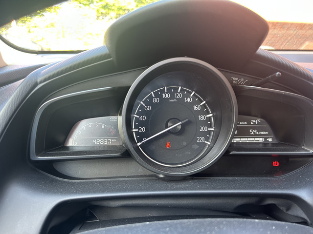 Mazda 2 1.5 Skyactiv-G Comfort    NAVI + CARPLAY    PDC    CRUISE    AIRCO    STOELVERWARMING
