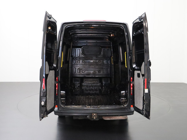 Volkswagen Crafter 2.0TDI 140PK L3H3 | Airco | Cruise | 3-Persoons | Trekhaak