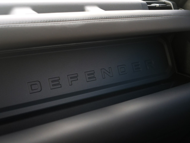 Land Rover Defender 110 2.0 P300e 110 X-Dynamic HSE | pano | stoel koeling | elektr Trekhaak..