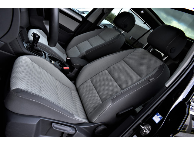 Volkswagen Touran 1.5 TSI 150pk Automaat Comfortline Business 7-Pers 1e Eig. Dealer OH Pano Camera Keyless Virtual Navi Led Pdc