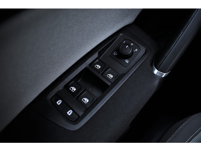 Volkswagen Touran 1.5 TSI 150pk Automaat Comfortline Business 7-Pers 1e Eig. Dealer OH Pano Camera Keyless Virtual Navi Led Pdc