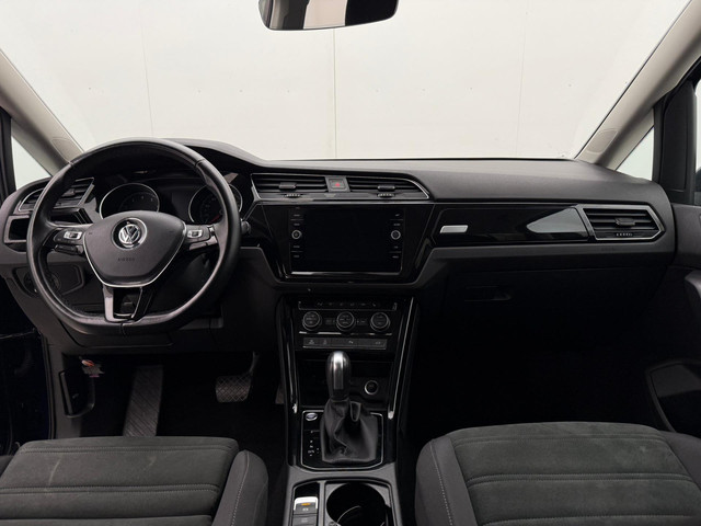 Volkswagen Touran 1.5 TSI Highline 7p Automaat | Adaptive Cruise Control | Parkeersensoren | Stoelverwarming | Apple CarPlay