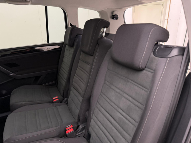 Volkswagen Touran 1.5 TSI Highline 7p Automaat | Adaptive Cruise Control | Parkeersensoren | Stoelverwarming | Apple CarPlay