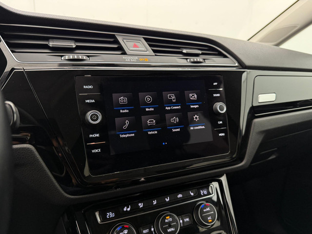 Volkswagen Touran 1.5 TSI Highline 7p Automaat | Adaptive Cruise Control | Parkeersensoren | Stoelverwarming | Apple CarPlay